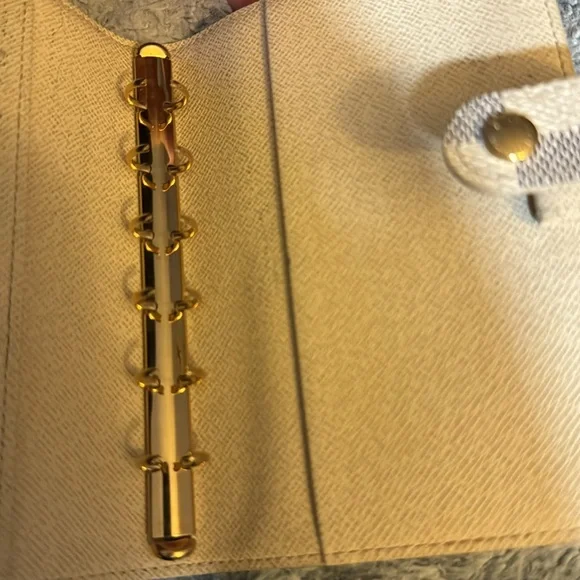 Men’s or Women’s Louis Vuitton Azur Rare Pocket/ Passport holder! Pre-loved! 🔥 - Picture 10 of 15